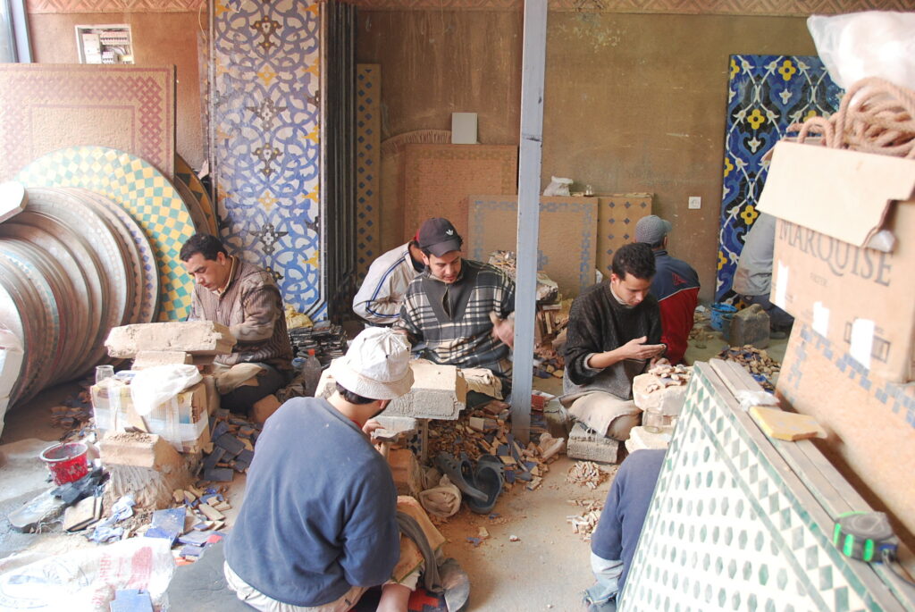 artisans à la fabrication des carreaux en zellige